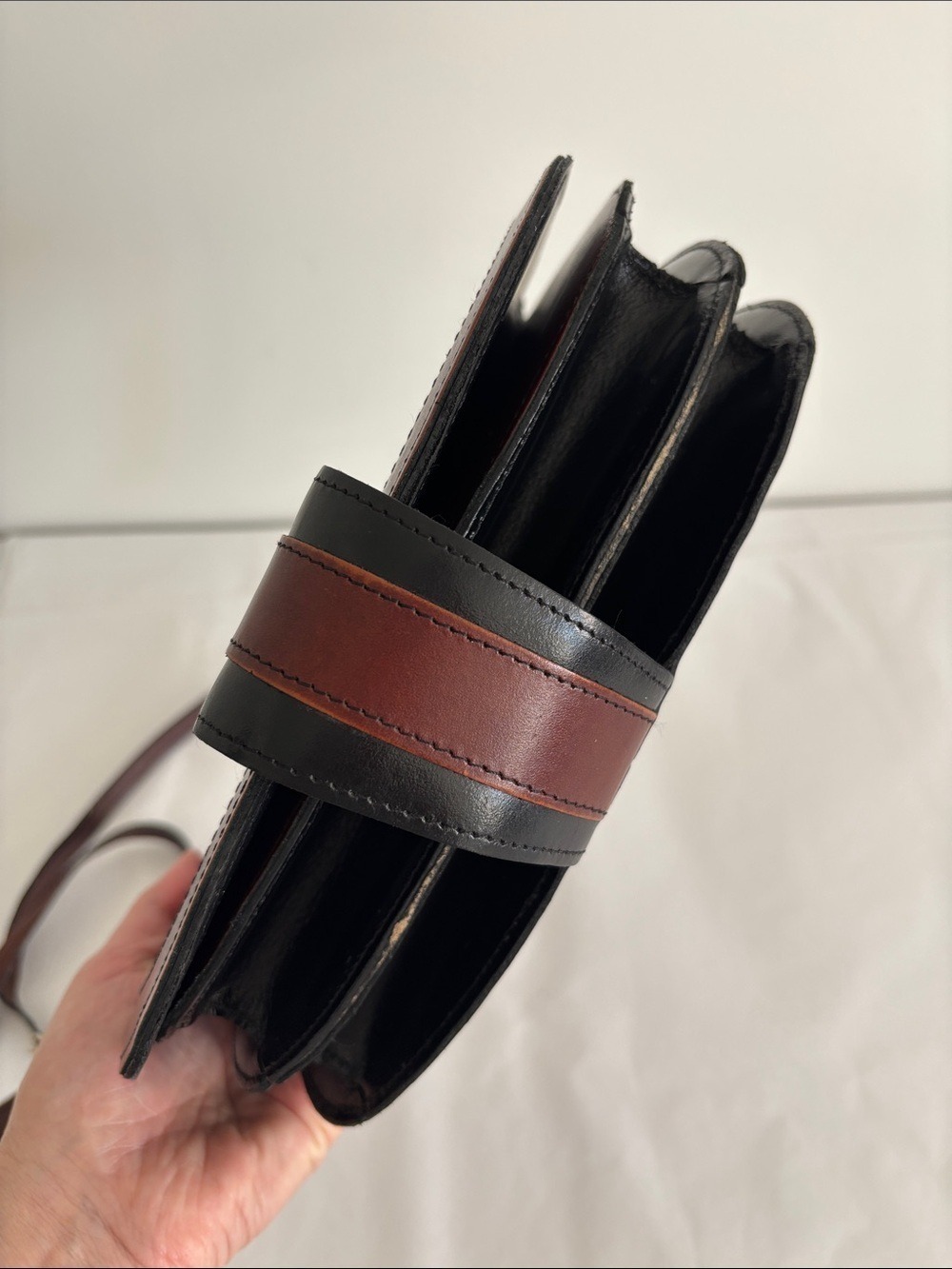 Stunning vintage vegan leather crossbody bag purse turn lock black brown pocket - Picture 7 of 15